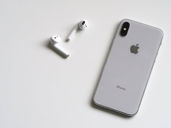 Quels sont les meilleurs réglages pour optimiser la qualité d'enregistrement audio sur un iPhone 12 Pro Max?